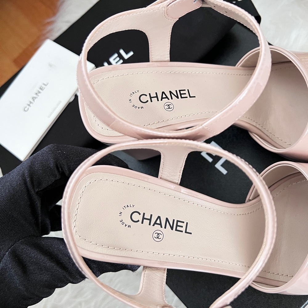 Auth Chanel Patent Leather CC Logo Beige Sandals - Size 37.5 - Picture 8 of 10